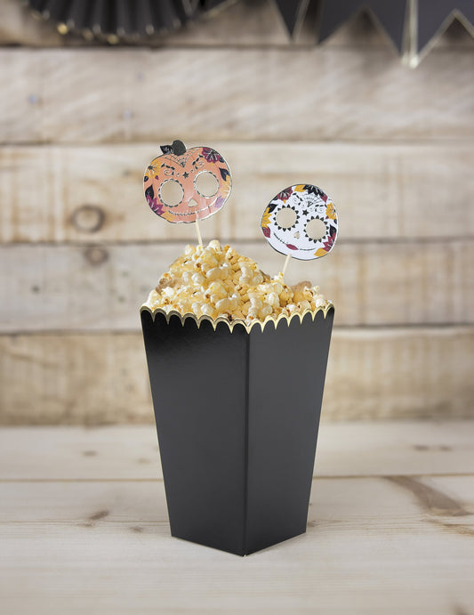 Mise en situation des boîtes à pop-corn festonnées pour fête noires et or