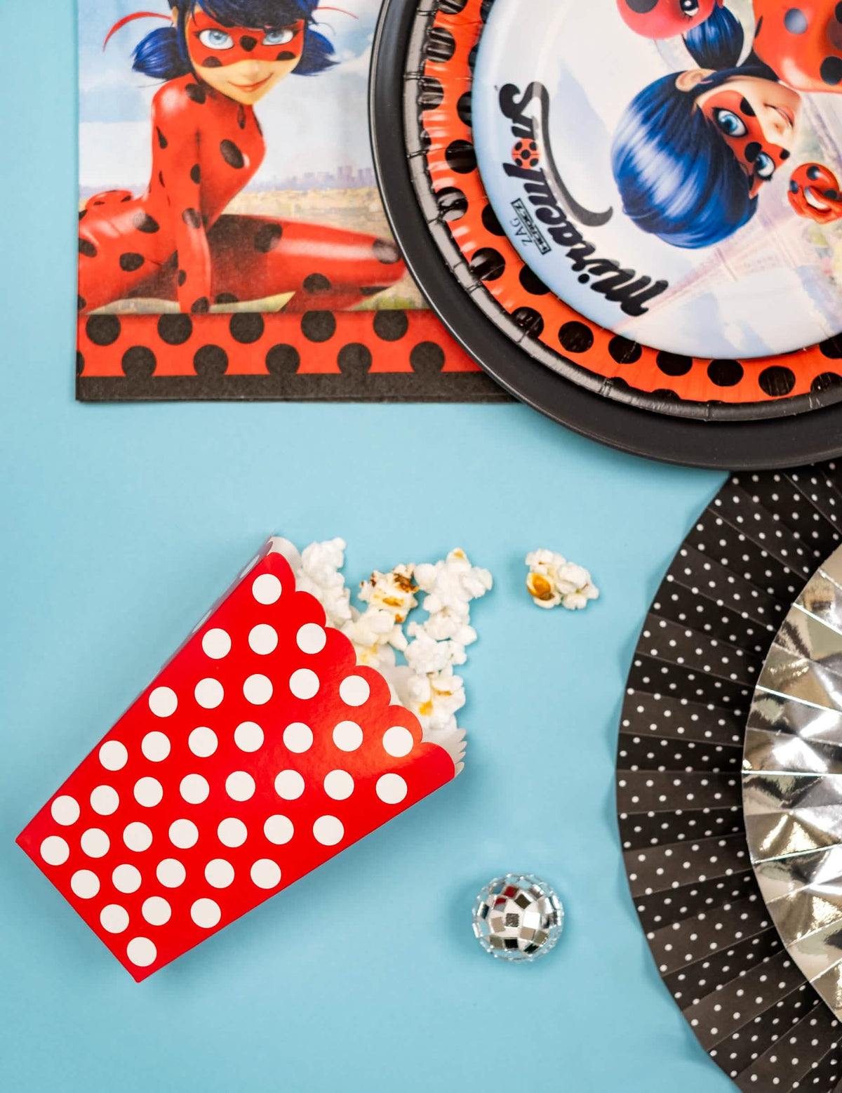 Szene mit Popcorn aus roten Popcornboxen mit weißen Punkten für die Feier