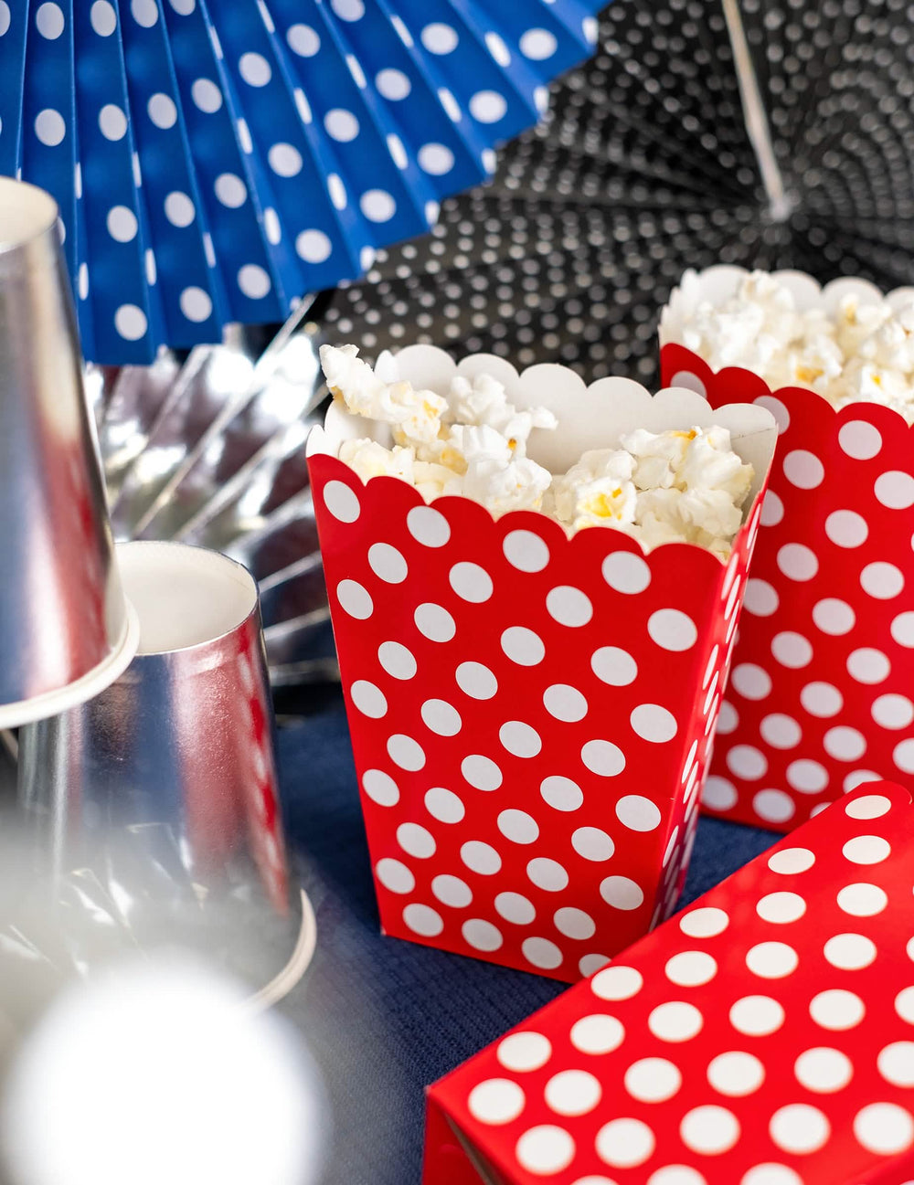 Nahaufnahme von roten Popcornboxen mit weißen Punkten für die Party