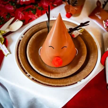 Inszenierung auf einem Tisch des Rudolph-Papphuts für Weihnachten