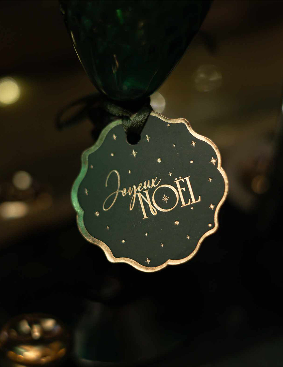 8 Geschenkanhänger Frohe Weihnachten Klassik Tannengrün Gold 4,5 cm