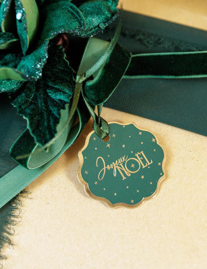 8 Geschenkanhänger Frohe Weihnachten Klassik Tannengrün Gold 4,5 cm