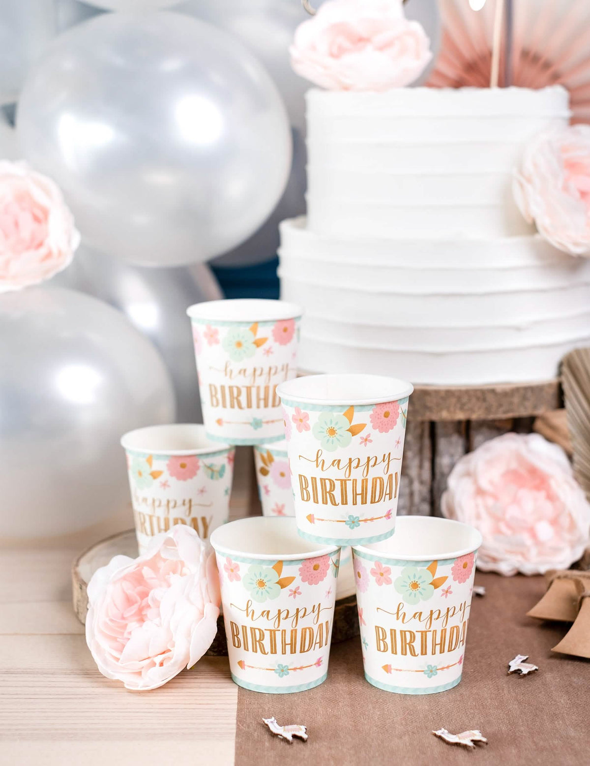 Festive Inszenierung der Pappbecher boho happy birthday