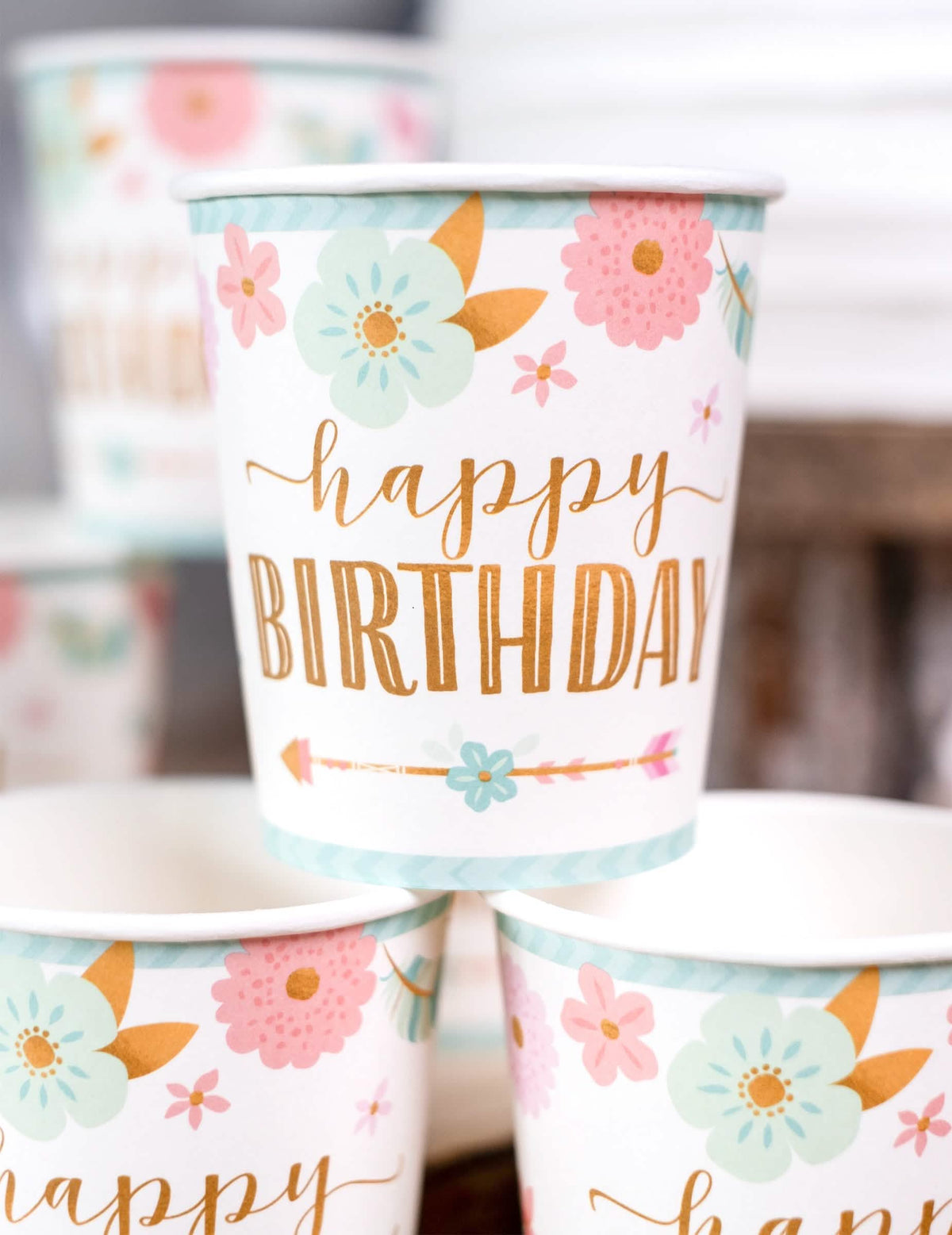Großaufnahme des floralen und Gold Prints der Boho-Happy-Birthday-Pappbecher