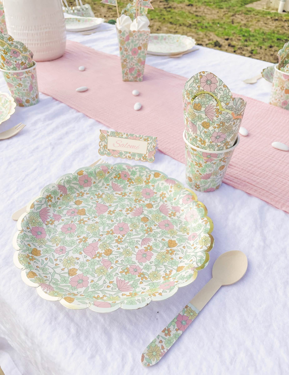 Vue d'ensemble de la décoration de table du gobelet en carton fleurs liberty