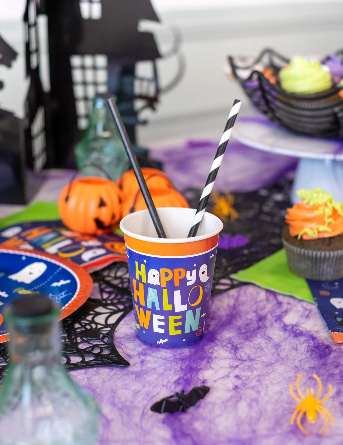 Situation des Halloween-Freunde-Pappbechers