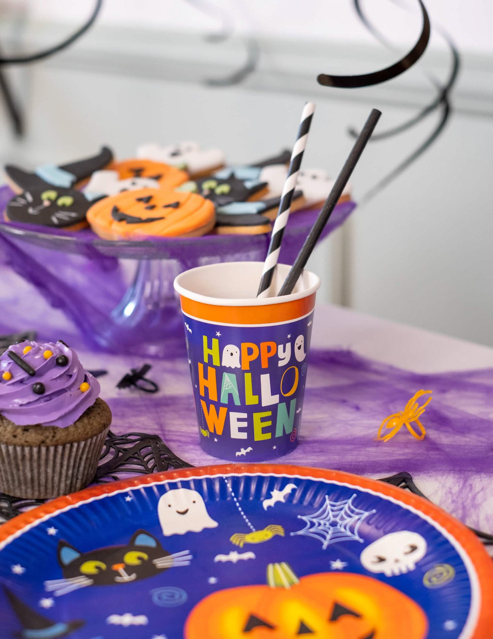 Festliche Tischdekoration des Pappbechers Halloween friends