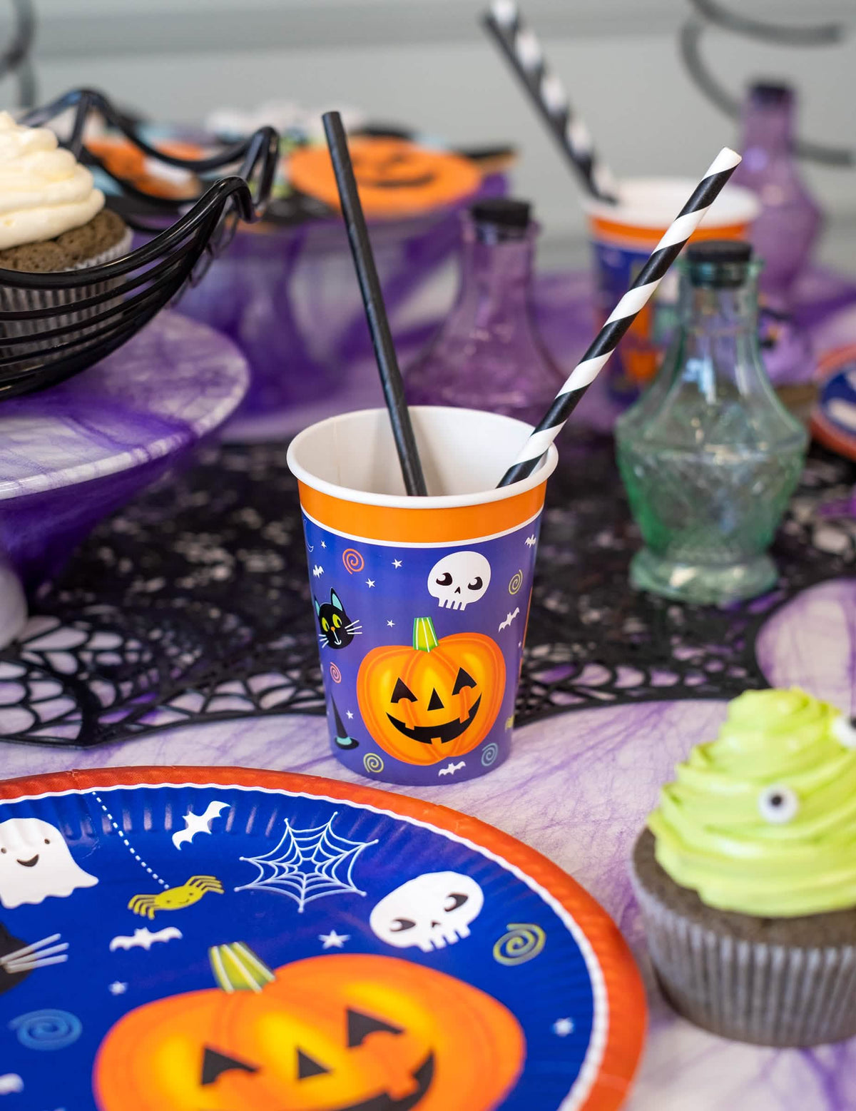 Nahaufnahme einer Tischdeko mit dem Pappbecher Halloween friends