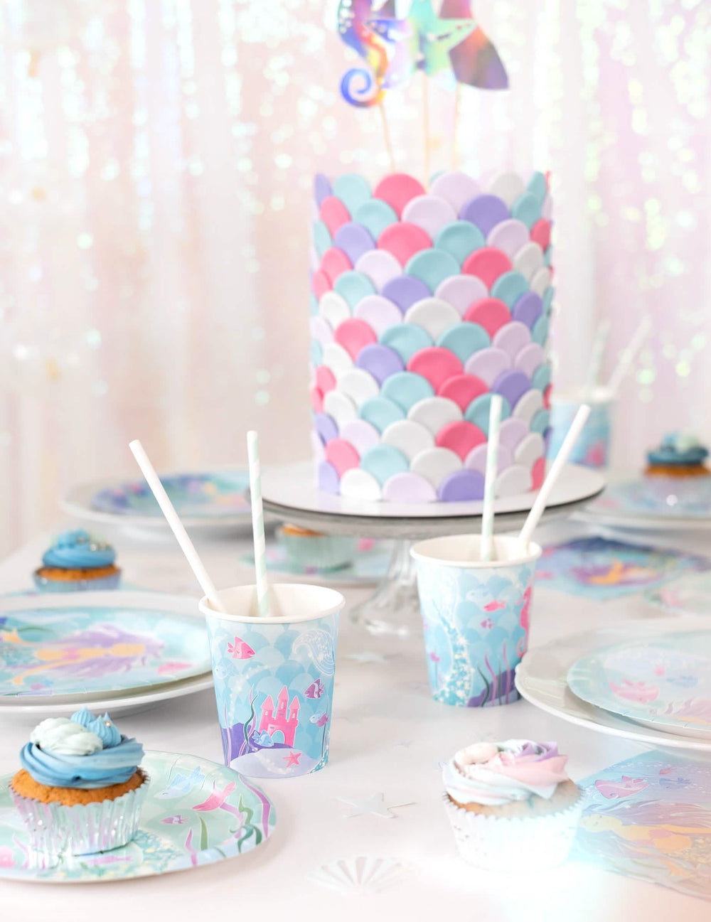 Mise en scène de la table d'anniversaire des gobelets en carton jolie sirène