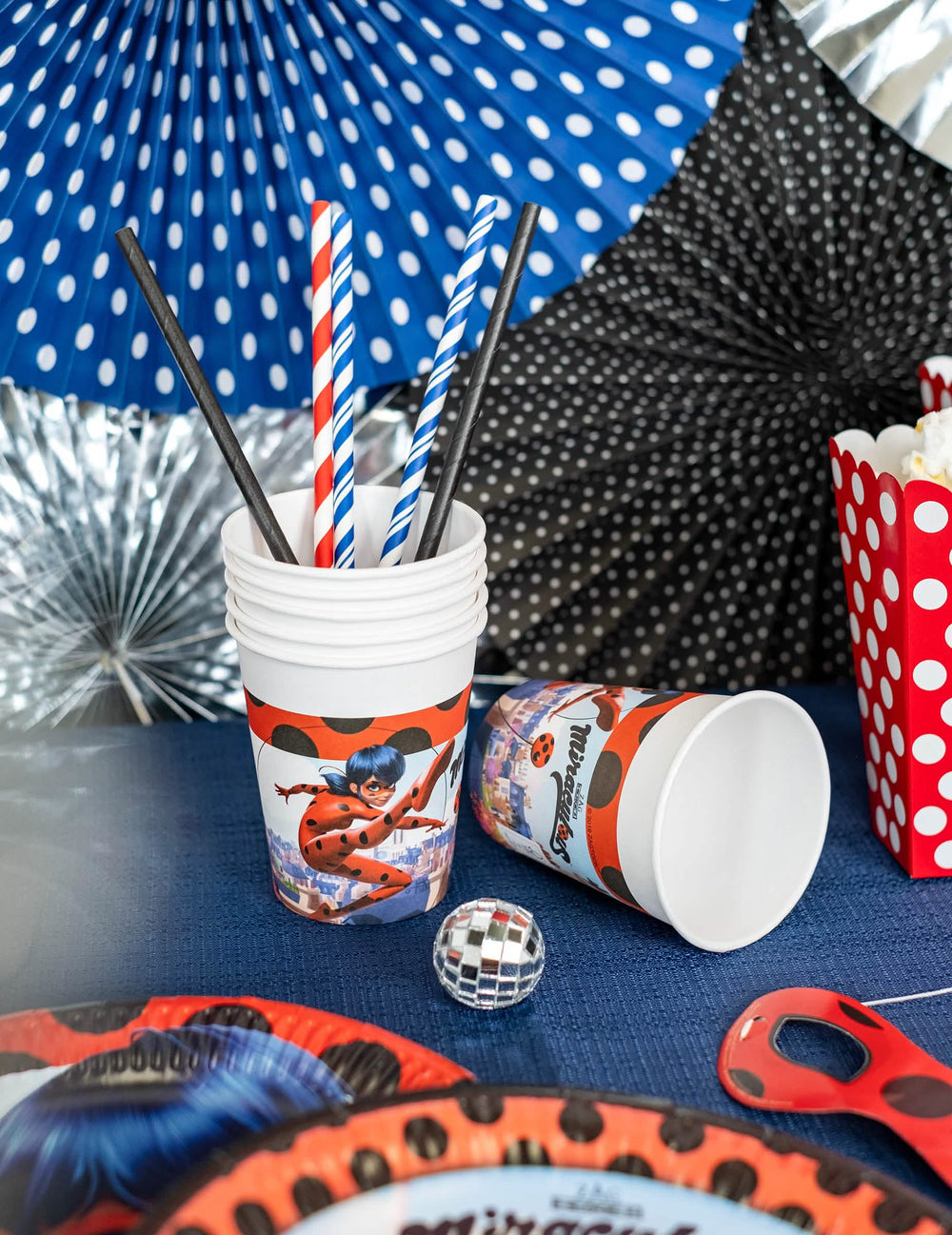 Mise in Szene auf einem Festtisch mit Miraculous - Ladybug Pappbechern für Kinder