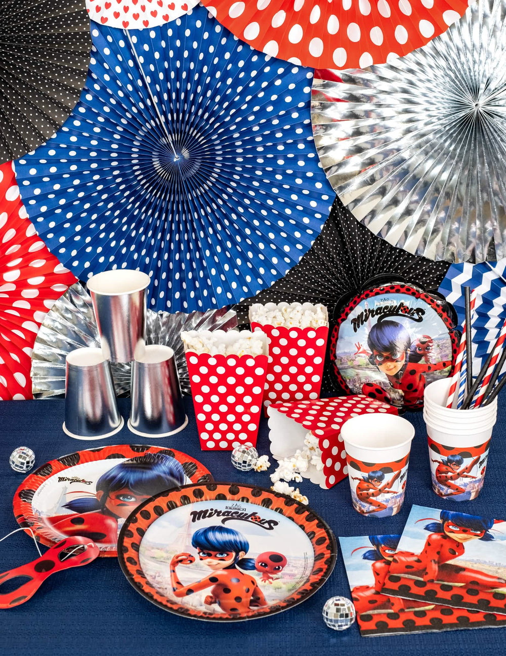 Vue d'ensemble de la festlich gedeckten Tafel mit den Miraculous - Ladybug Pappbechern für Kinder