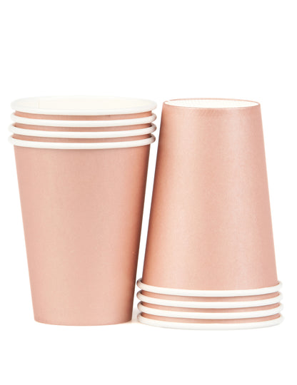 Vue de deux piles inversées des gobelets en carton rose gold