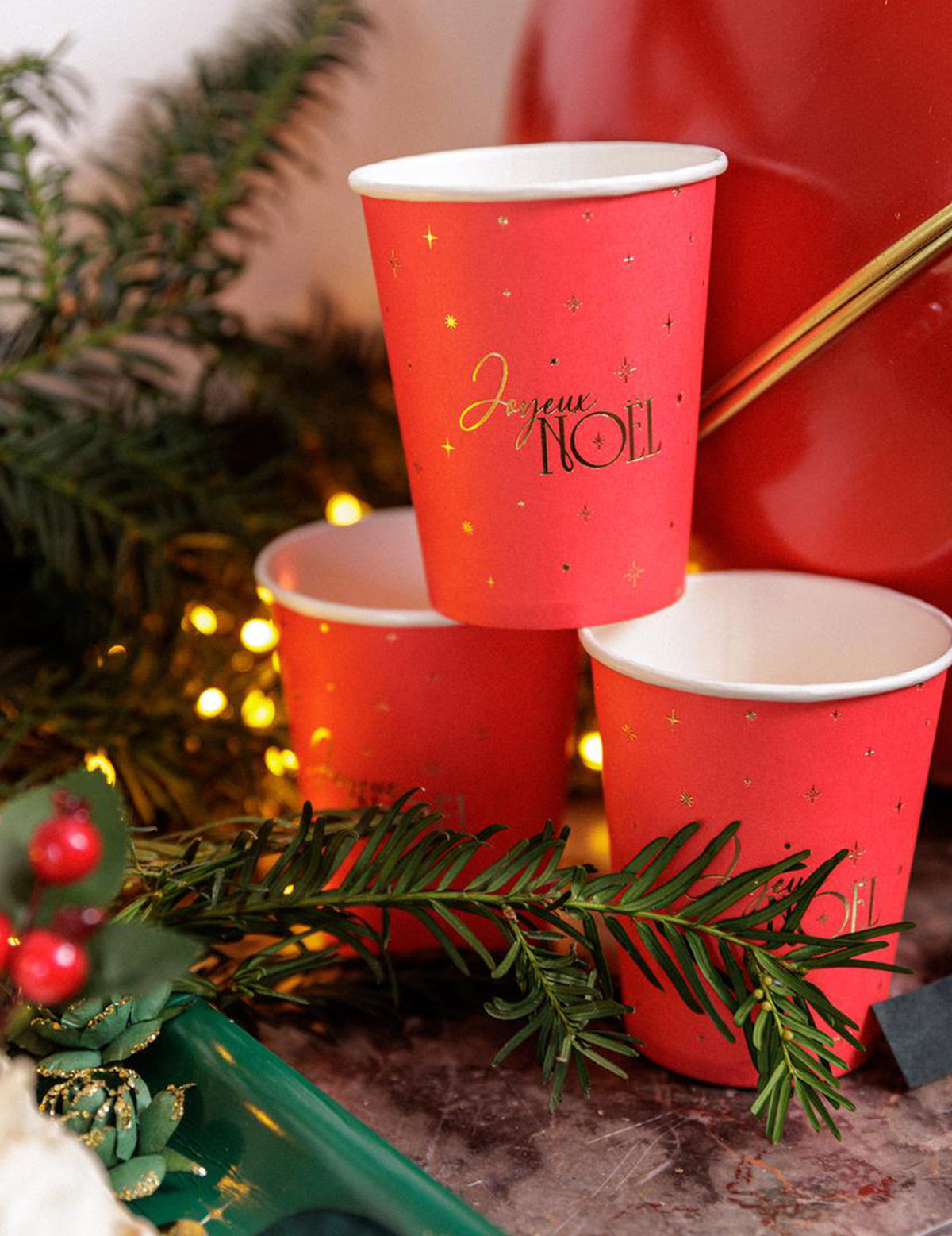 8 rote Becher Frohe Weihnachten mit Golddruck 25,5 cl