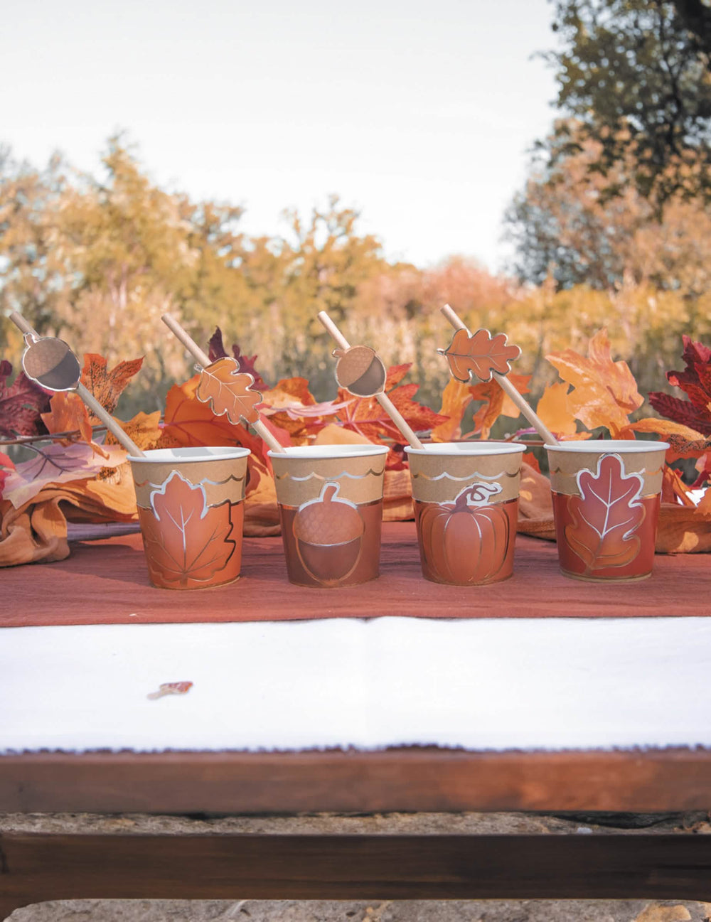 Habillages à gobelets automne et Halloween pour fête orange et marron avec motifs de feuilles et citrouilles