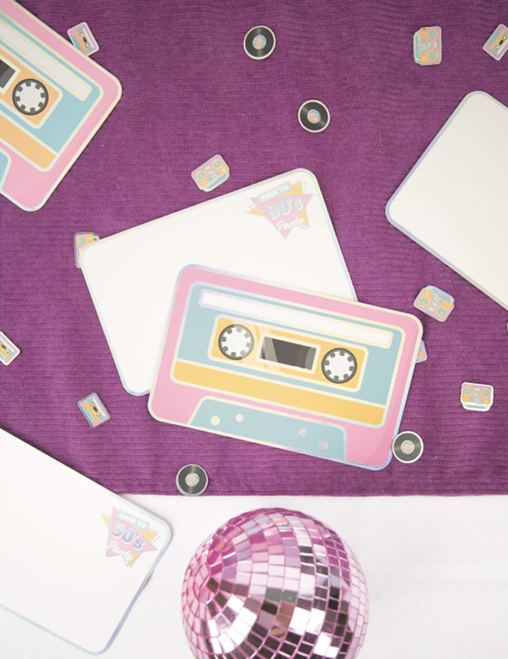 Mise en situation des invitations cassettes années 90