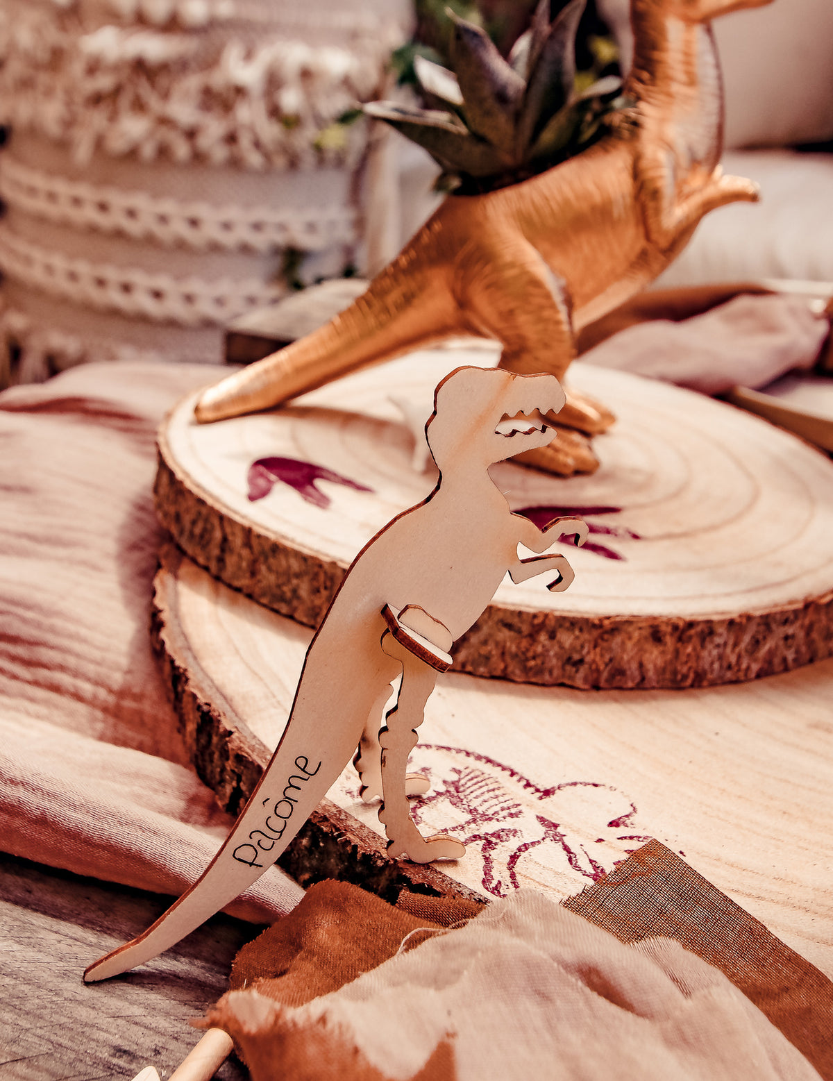 Détail du prénom et de l'assemblage du marque-place dinosaure 3D T-Rex