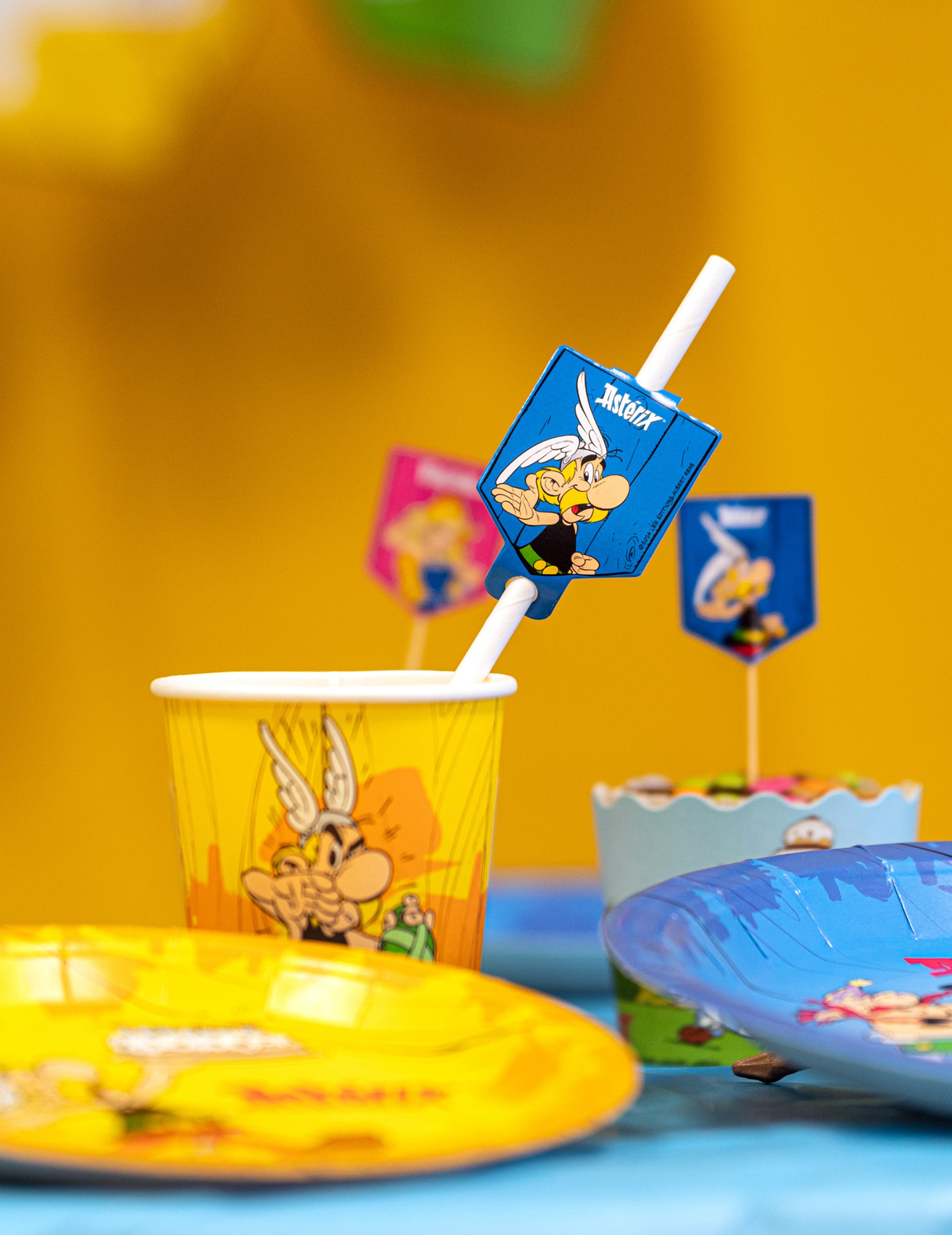 Mise en situation d'une paille avec médaillon des 8 pailles en carton Astérix