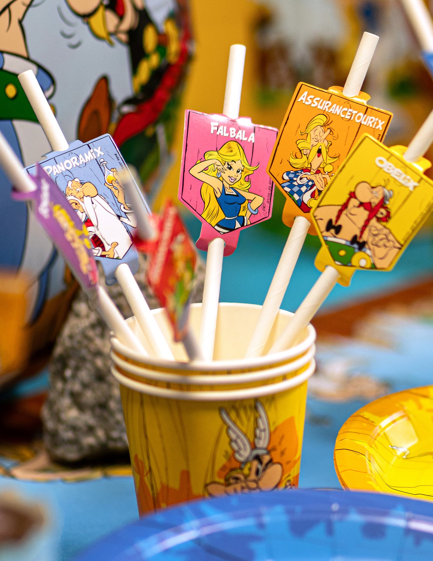 Gros plan sur les médaillons de personnages des 8 pailles en carton Astérix