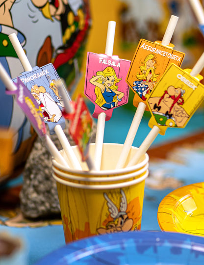 Gros plan sur les médaillons de personnages des 8 pailles en carton Astérix