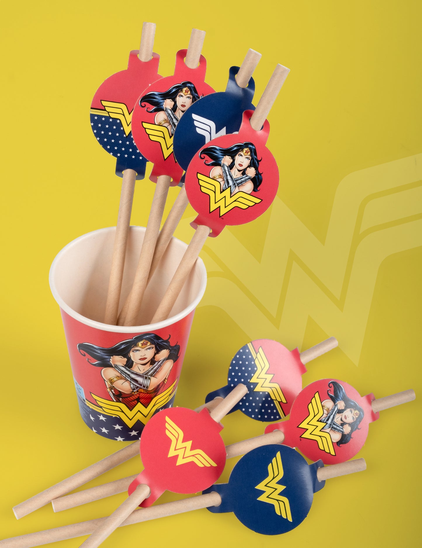 Mise en situation dans un gobelet des pailles médaillon en carton Wonder Woman
