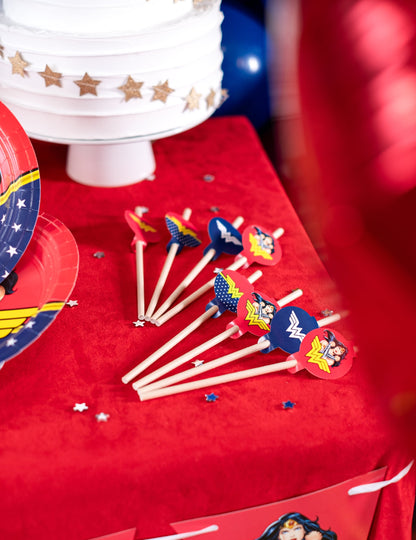 Mise en situation sur une table de fête des pailles médaillon en carton Wonder Woman