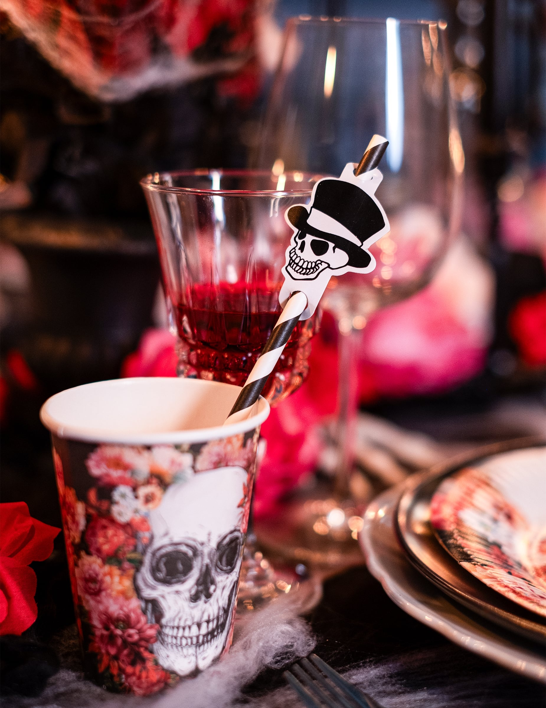 Mise en situation sur table des pailles rayées squelette Halloween