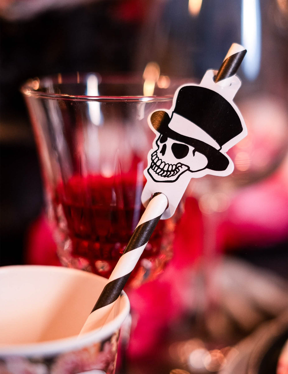 Nahaufnahme des Totenkopf-Medaillons der gestreiften Strohhalme Skelett Halloween