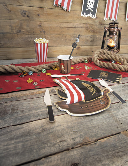 Mise en situation sur une table des petites fourchettes en bois pour fête noires thème pirate