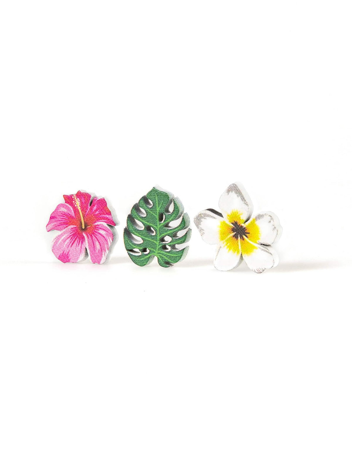 Gros plan sur les trois motifs des confettis en bois fleurs et feuilles tropicales