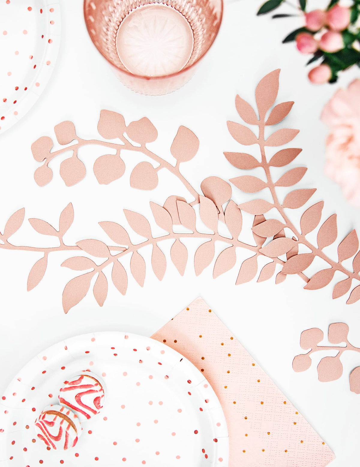 Vue de dessus des décorations de table feuilles pour fête