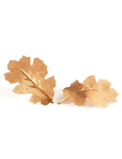 Détail de deux feuilles de chêne en tissu métallisé pour décoration dorées