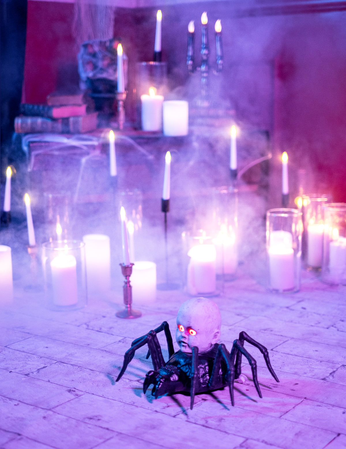 Mise en scène avec bougies de l'araignée avec poupée rampante animée et lumineuse pour Halloween