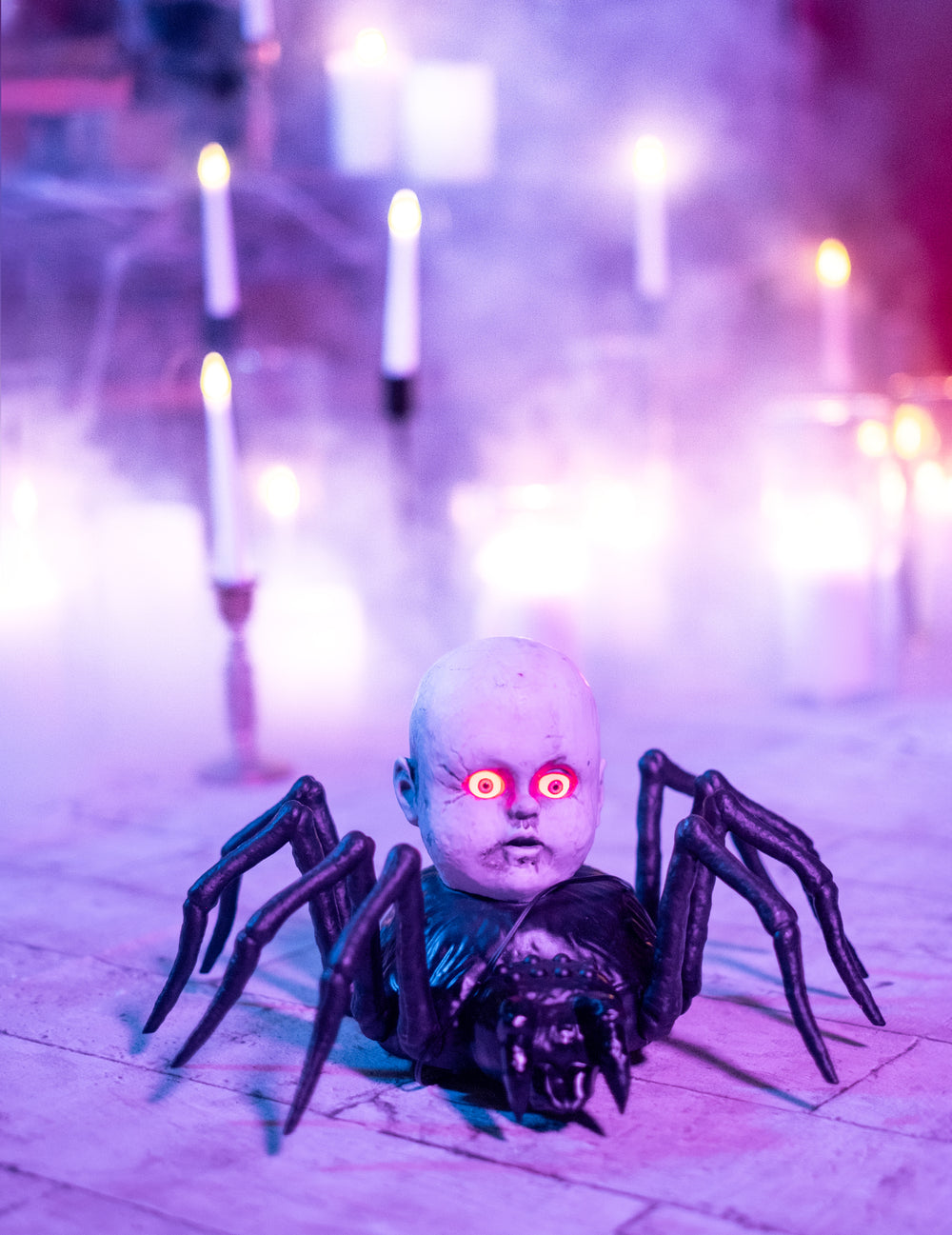 Mise en situation de l'araignée avec poupée rampante animée et lumineuse pour Halloween