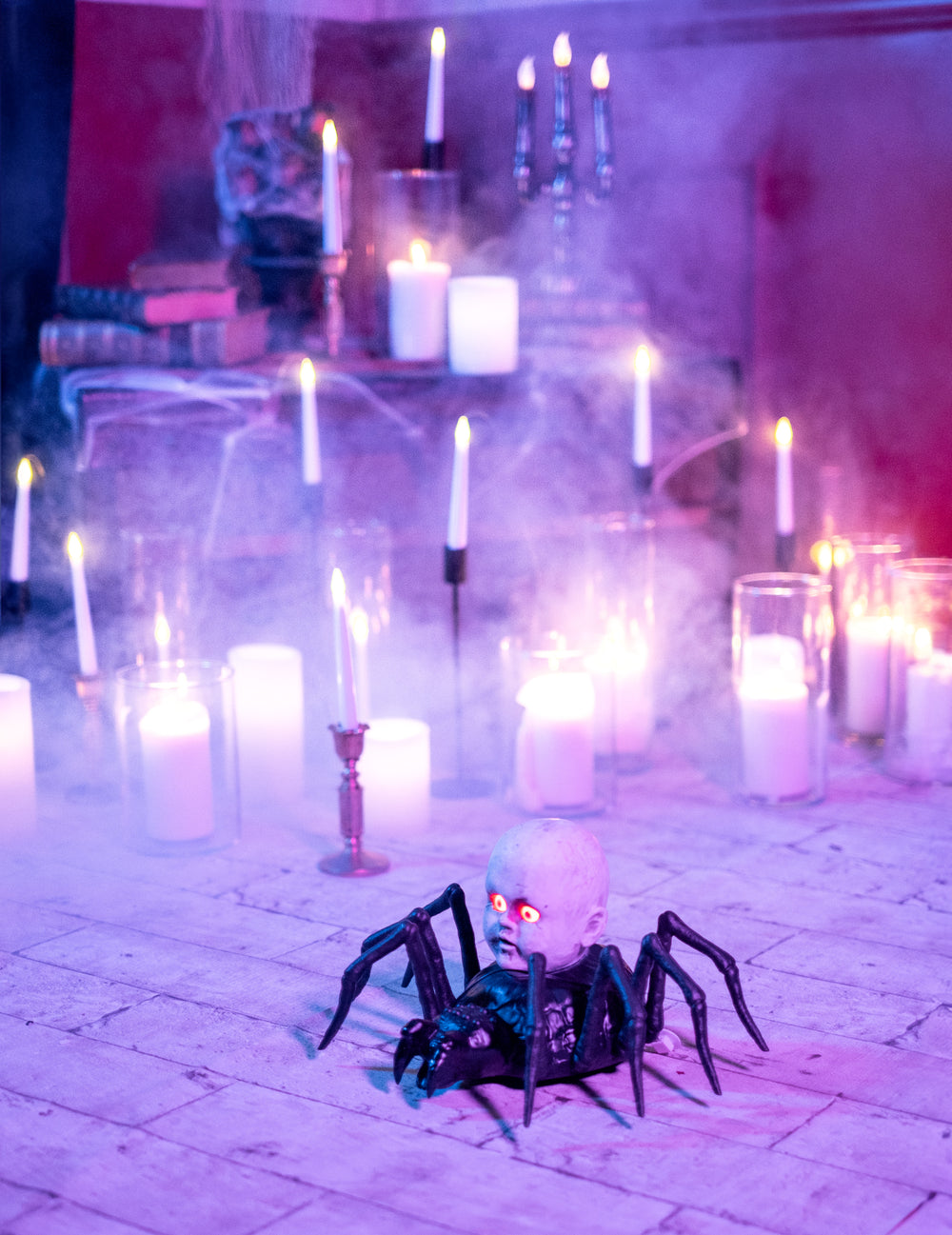 Vue de trois-quarts de l'araignée avec poupée rampante animée et lumineuse