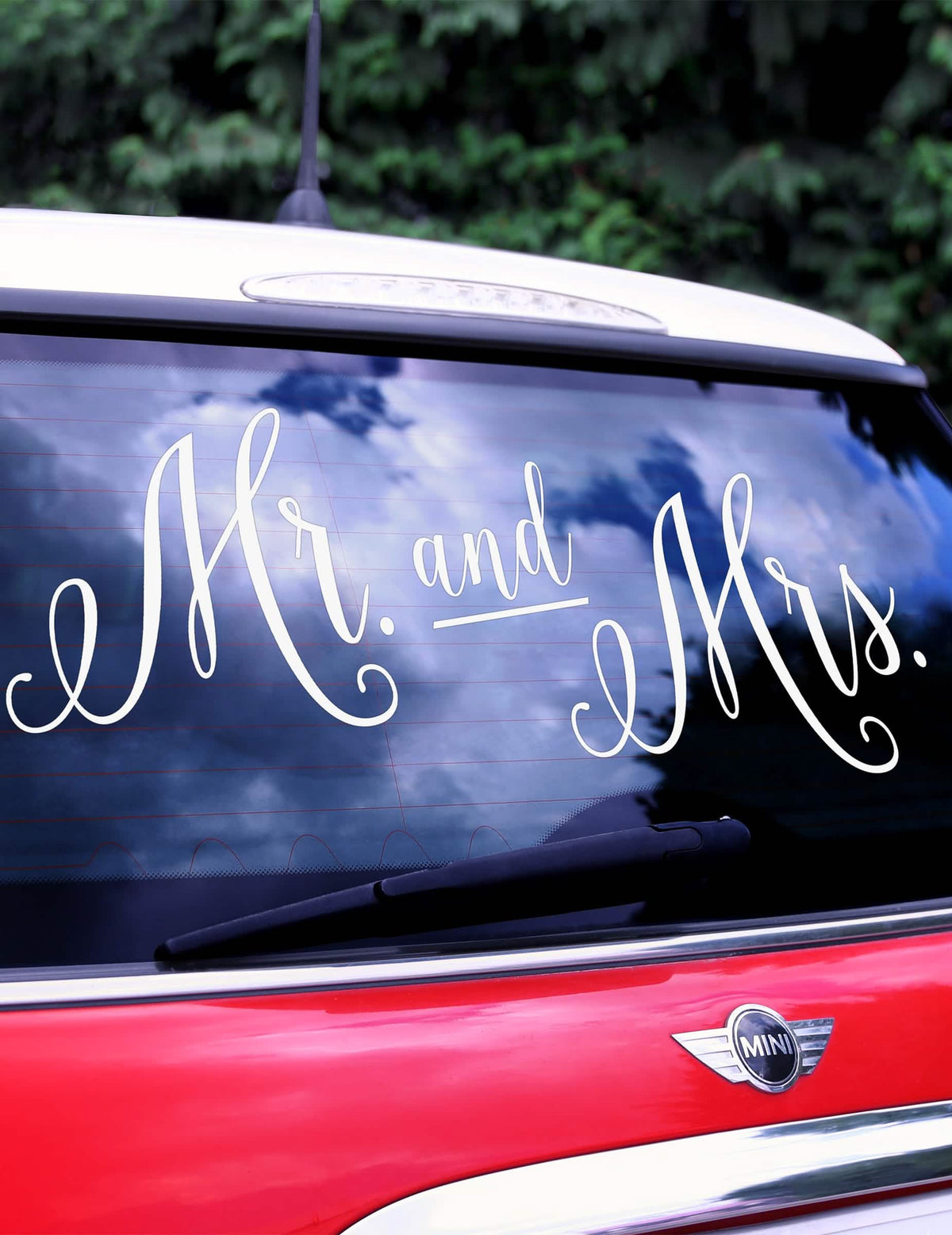 Mise en situation sur la lunette arrière de l'autocollant Mr and Mrs pour voiture