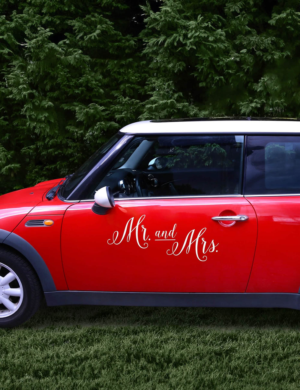 Mise en situation sur une portière de l'autocollant Mr and Mrs pour voiture