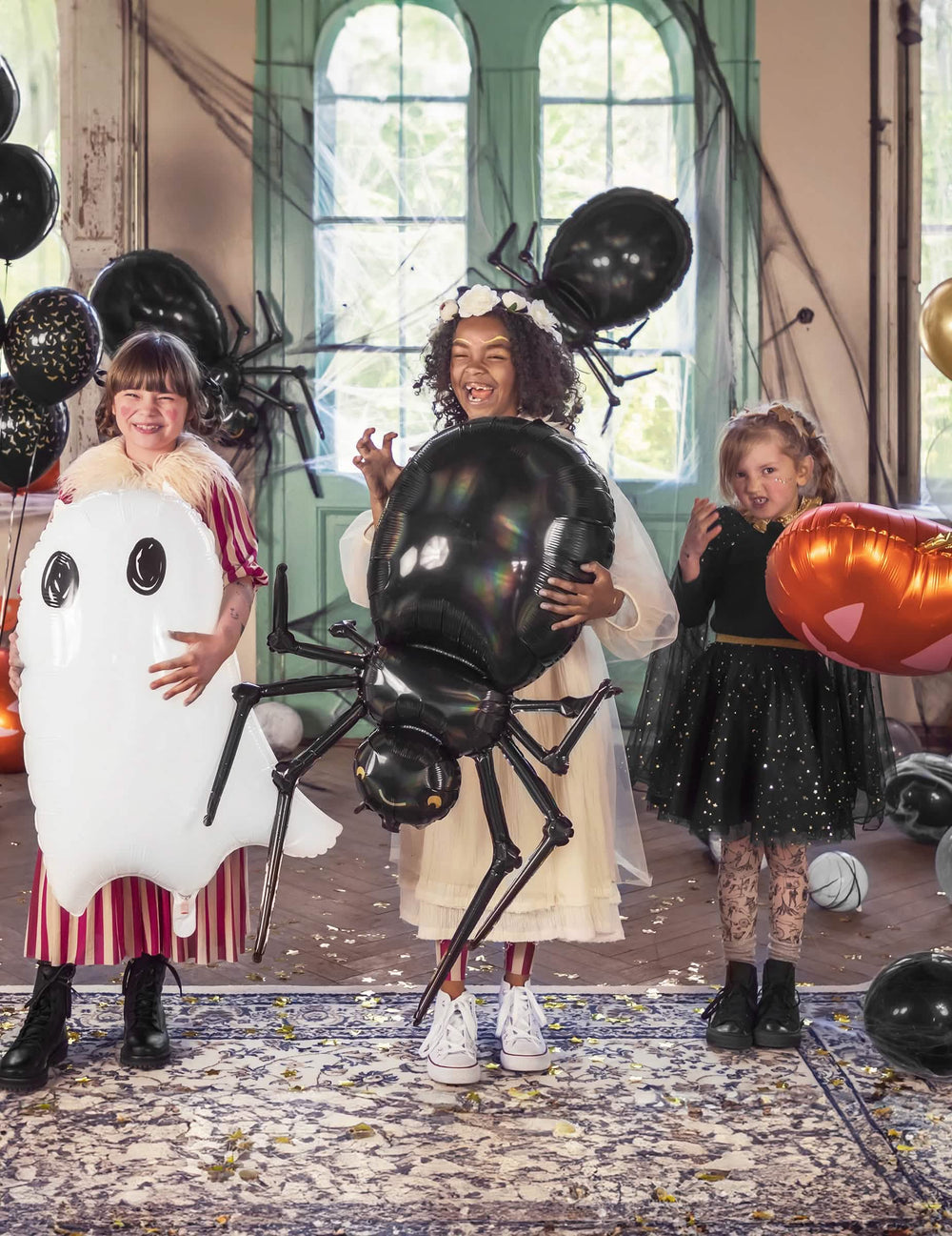 Mise en scène d'Halloween avec enfants du ballon aluminium araignée