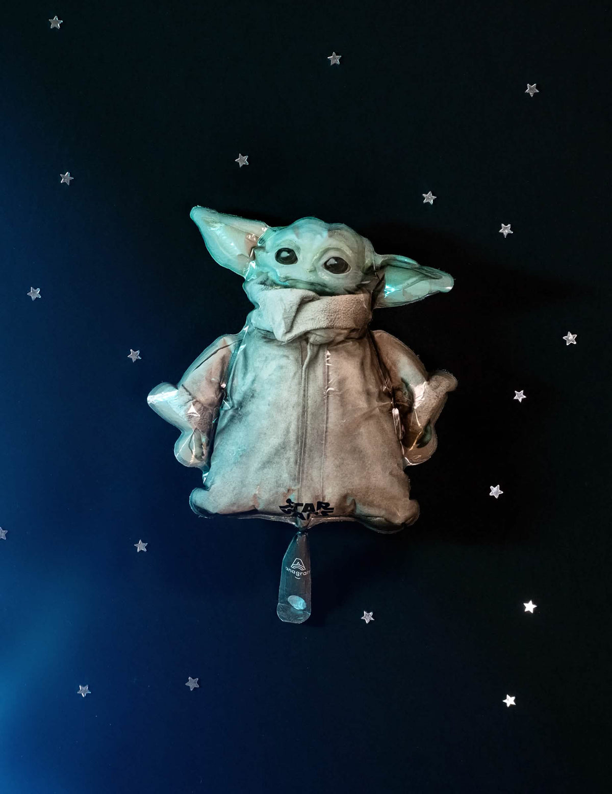Vorderansicht vor sternenbeobachtetem Hintergrund des Aluminiumballons Baby Yoda The Mandalorian