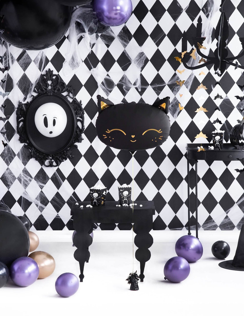 Mise en scène dans un décor noir et blanc du ballon aluminium chat pour Halloween