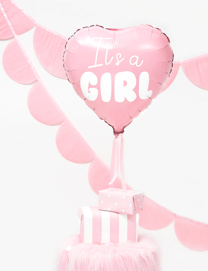 Mise en situation décorative du ballon aluminium cœur it's a girl pour baby shower