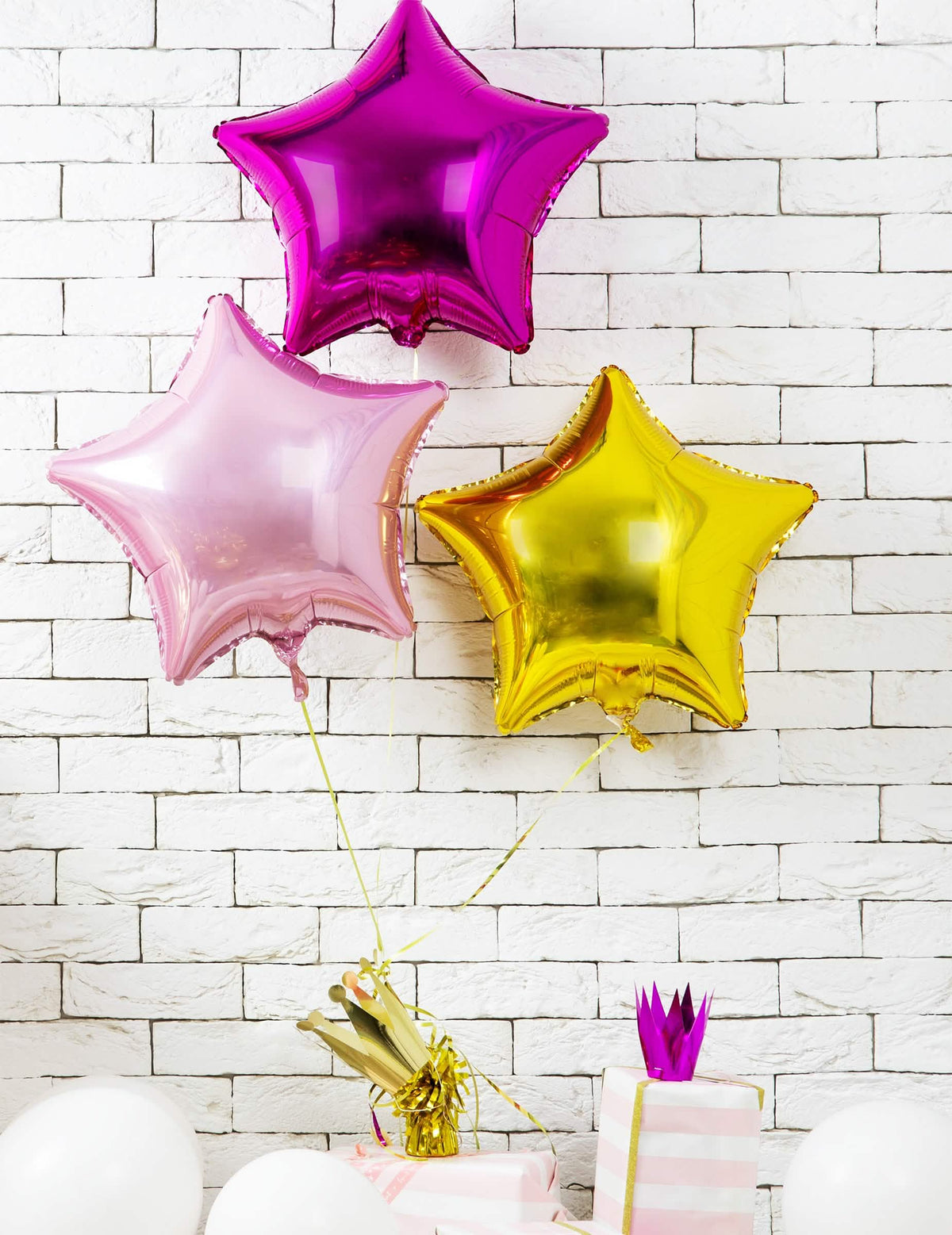 Composition de fête avec cadeaux du ballon aluminium étoile dorée