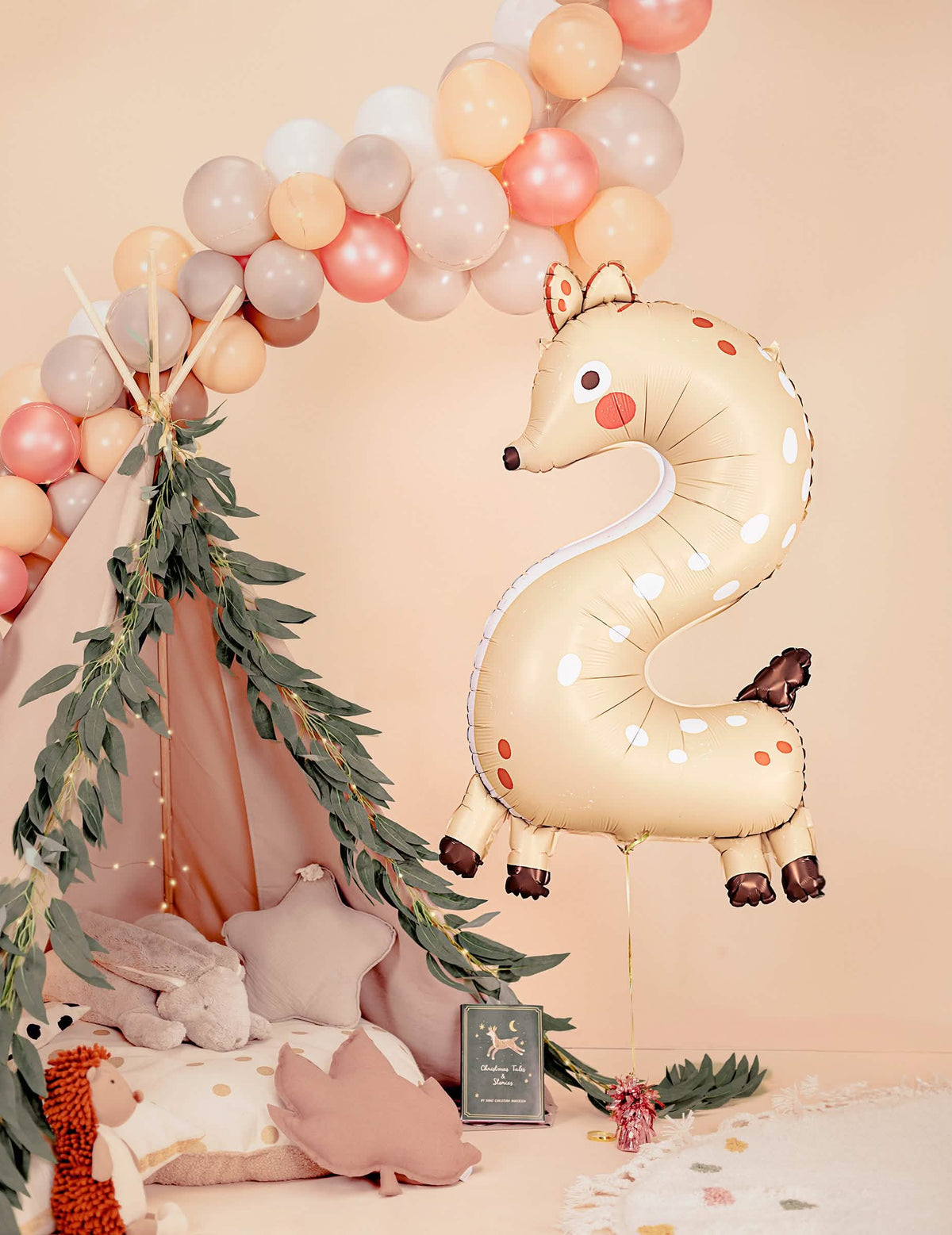 Mise en situation avec tipi et arche de ballons du ballon aluminium faon chiffre 2