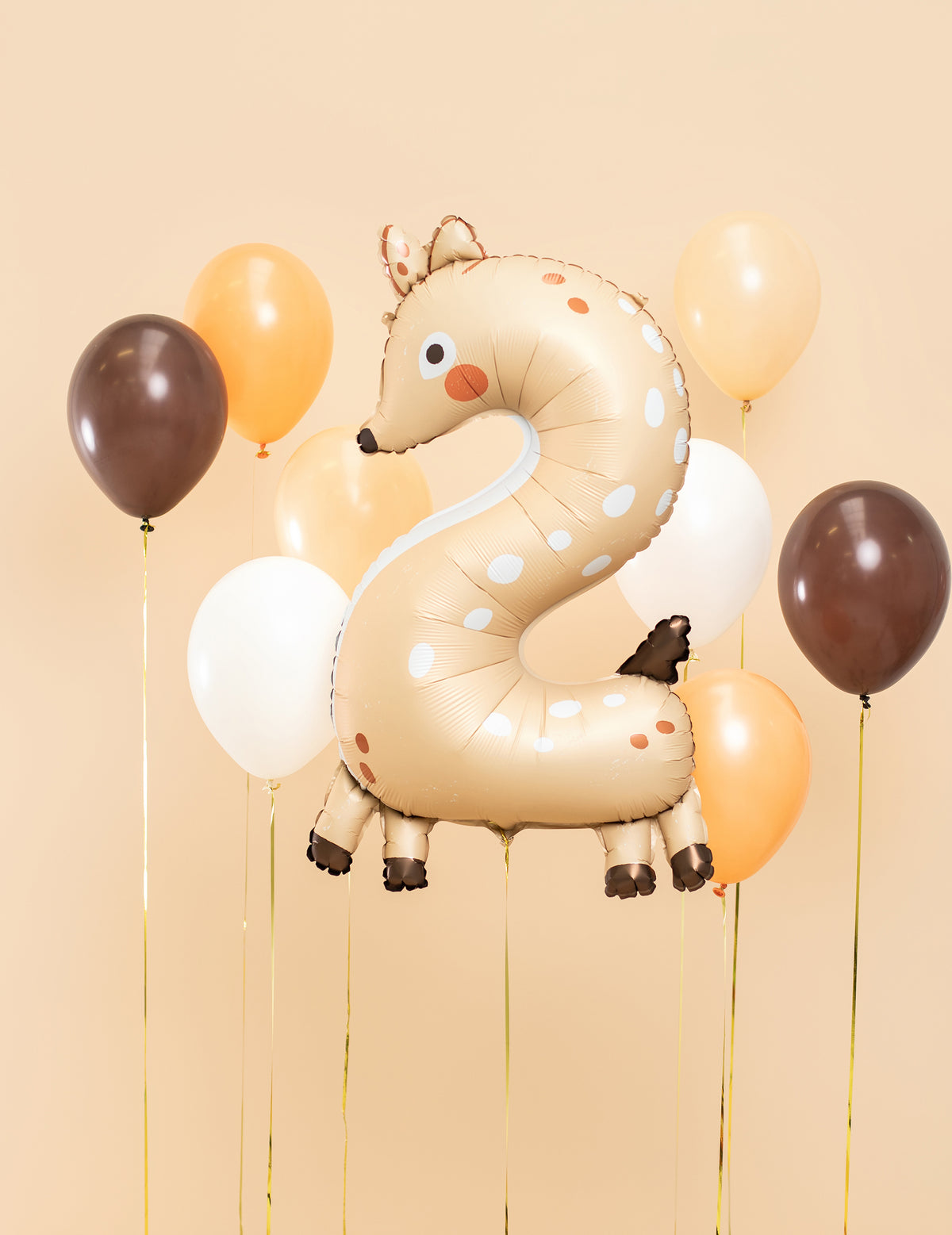 Mise en scène avec d'autres ballons du ballon aluminium faon chiffre 2