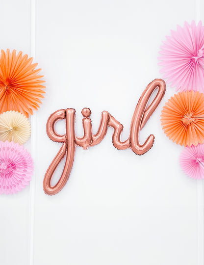 Mise en scène avec rosaces en papier du ballon aluminium girl