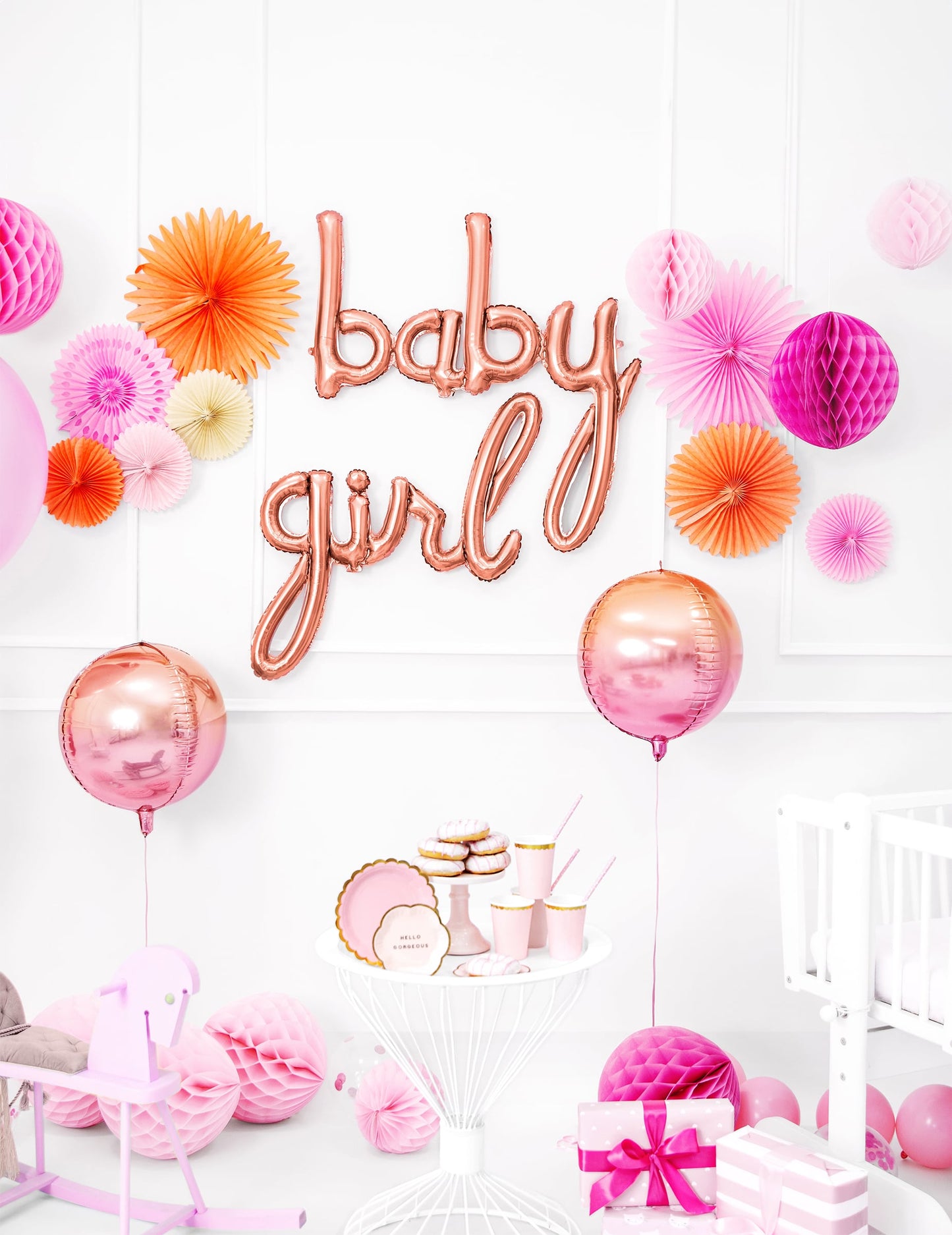 Mise en scène festive avec cadeaux et vaisselle du ballon aluminium girl rose gold