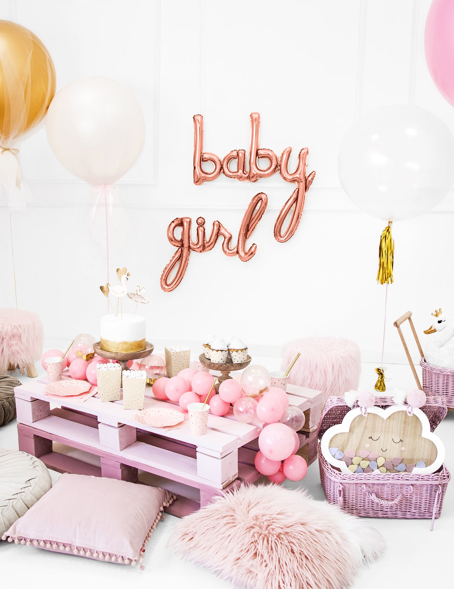 Mise en scène baby shower avec buffet et pâtisseries du ballon aluminium girl rose gold