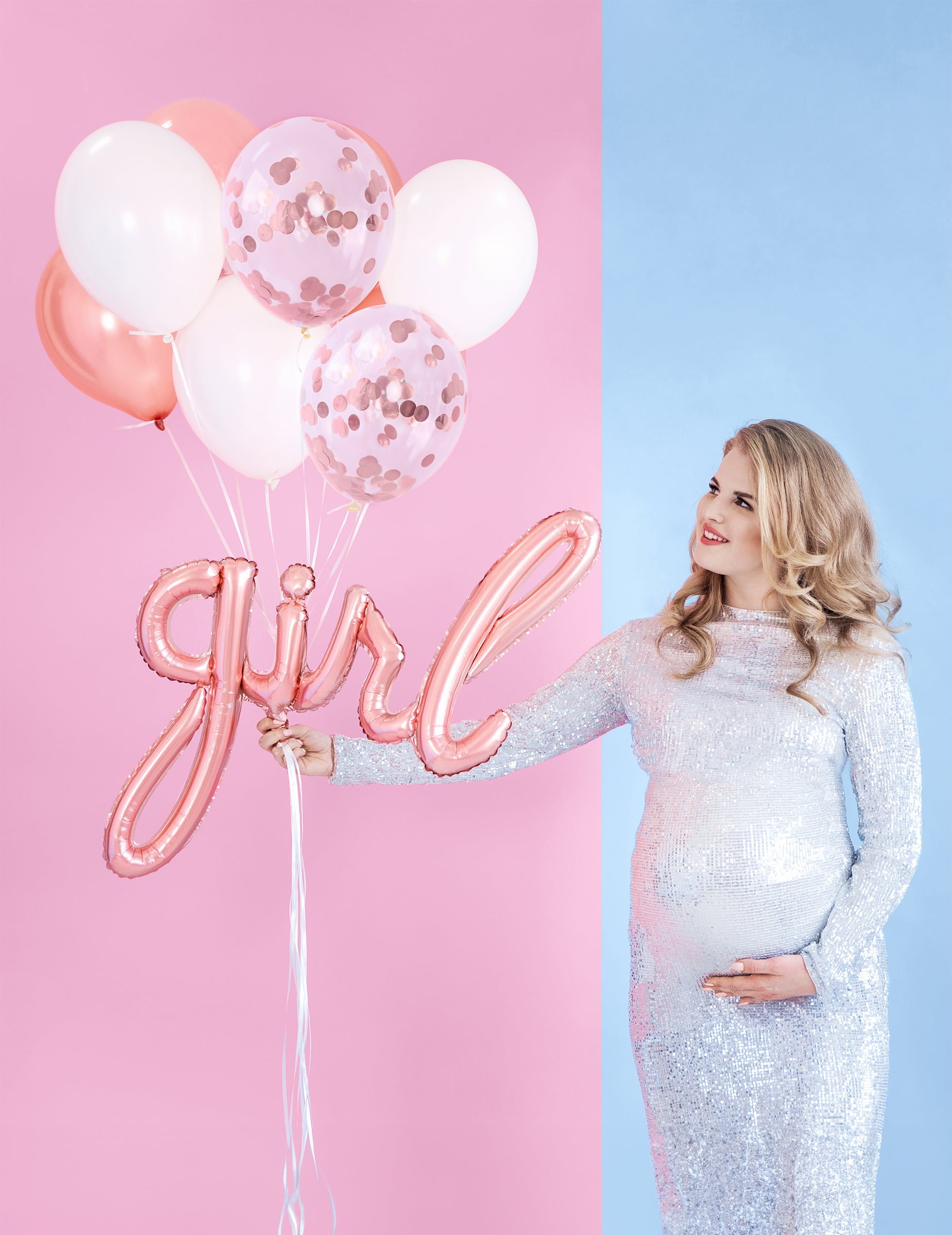 Mise en scène pour gender reveal avec femme enceinte du ballon aluminium girl rose gold
