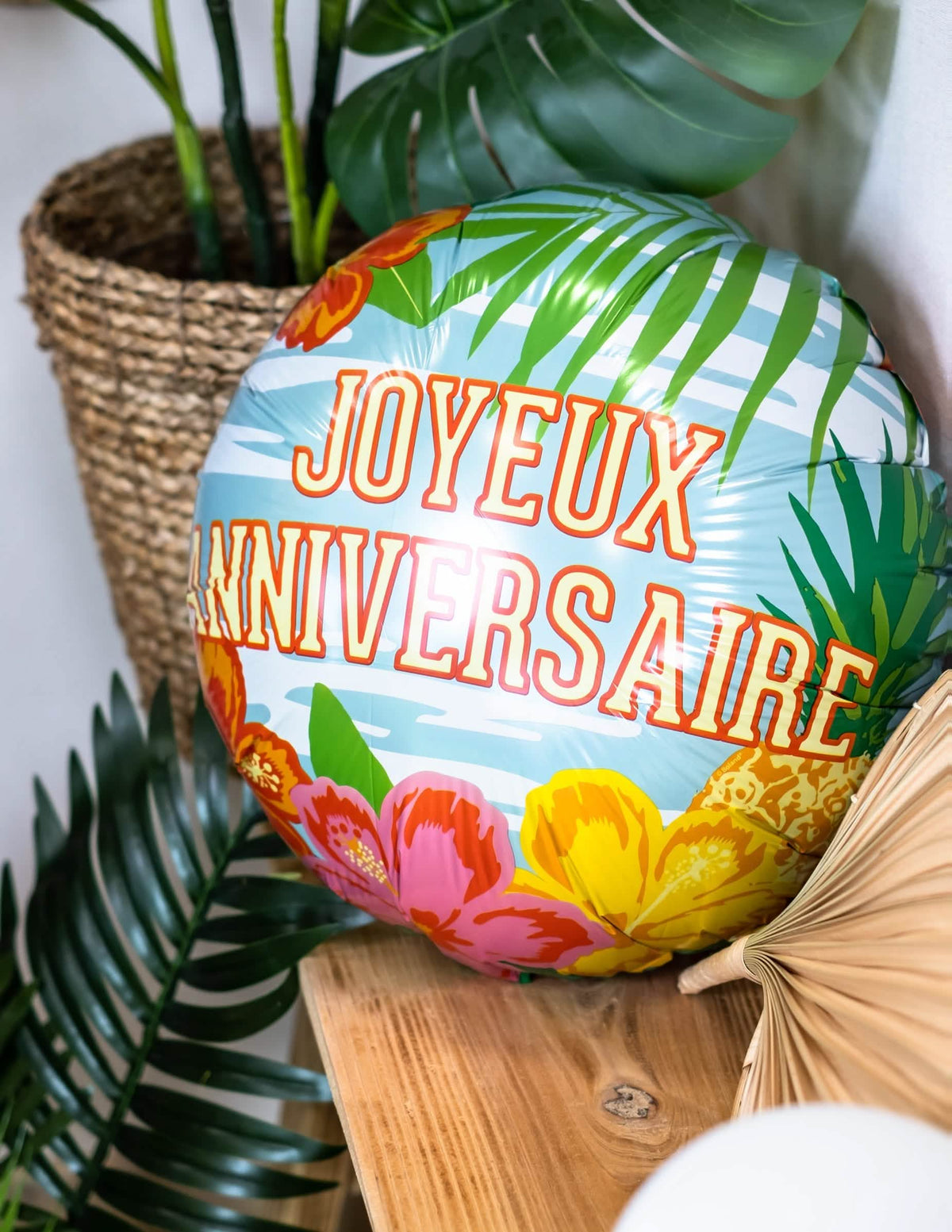 Gros plan sur les motifs tropicaux du ballon aluminium Joyeux Anniversaire Paradise