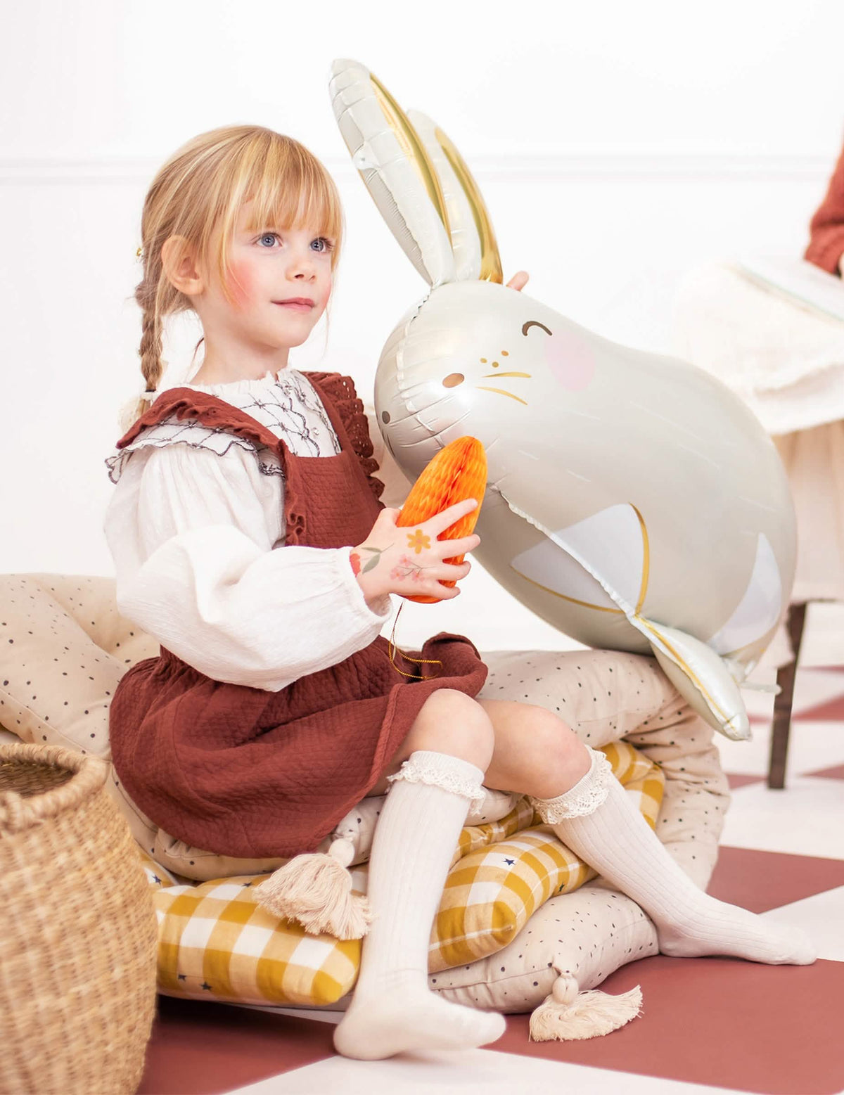 Enfant tenant une décoration carotte du ballon aluminium lapin pour Pâques