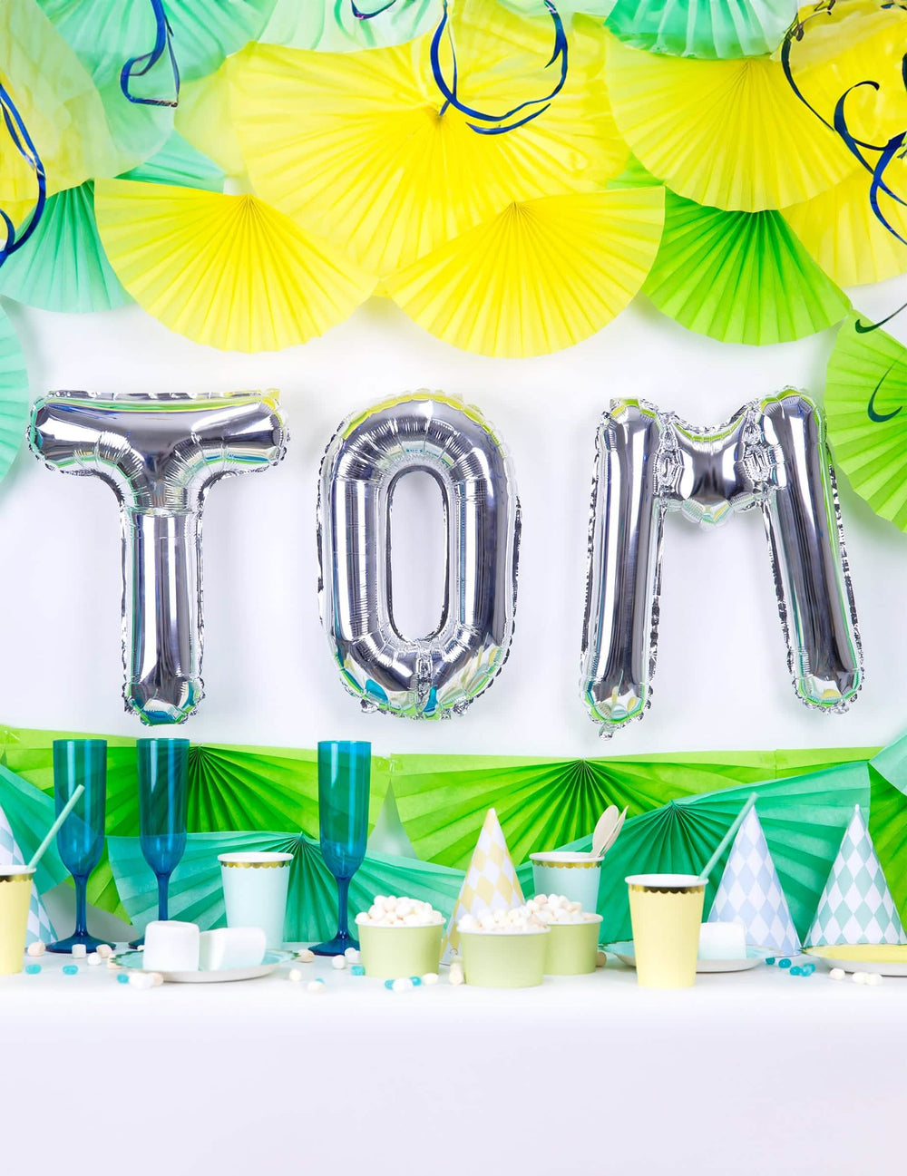 Mise en scène d'anniversaire avec le prénom TOM du ballon aluminium lettre pour fête argentée